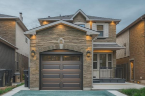 Classic & Luxury Private Detached Entire Home with Free WI-FI & T.V